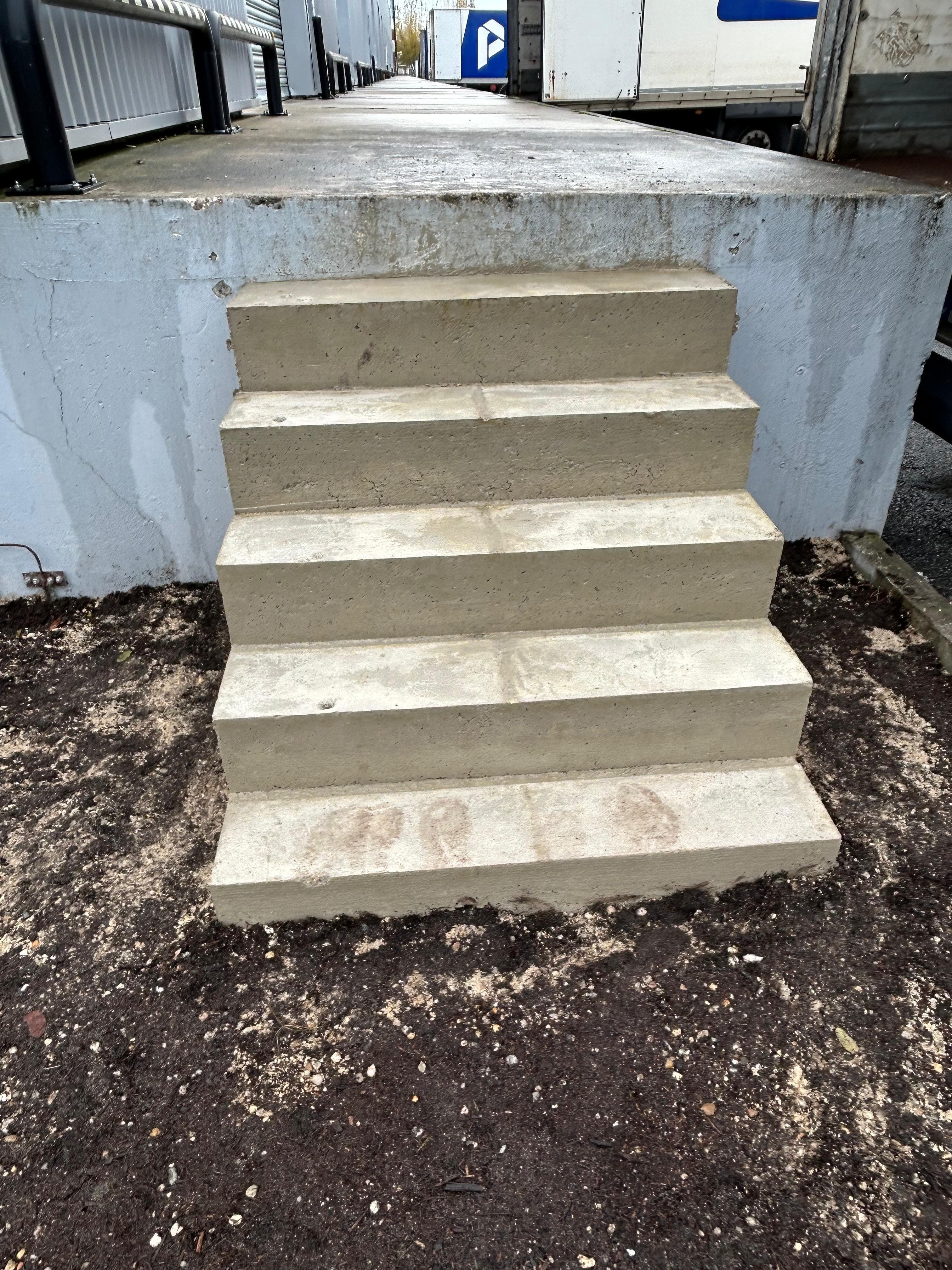 Escalier en béton coulé sur un quai de chargement logistique - Aurès Construction