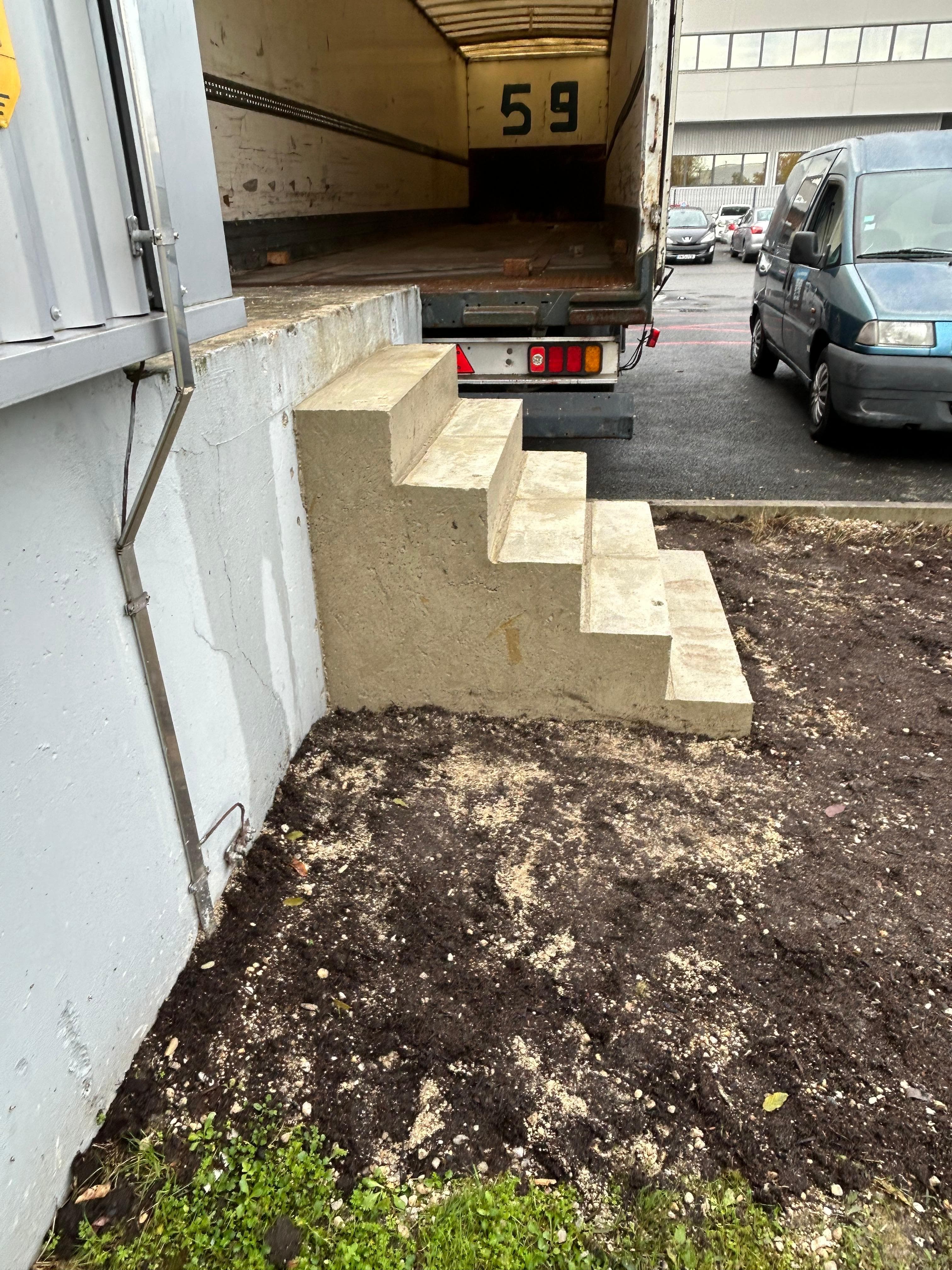 Marches en béton coulées pour l'accès à un quai de déchargement - Aurès Construction