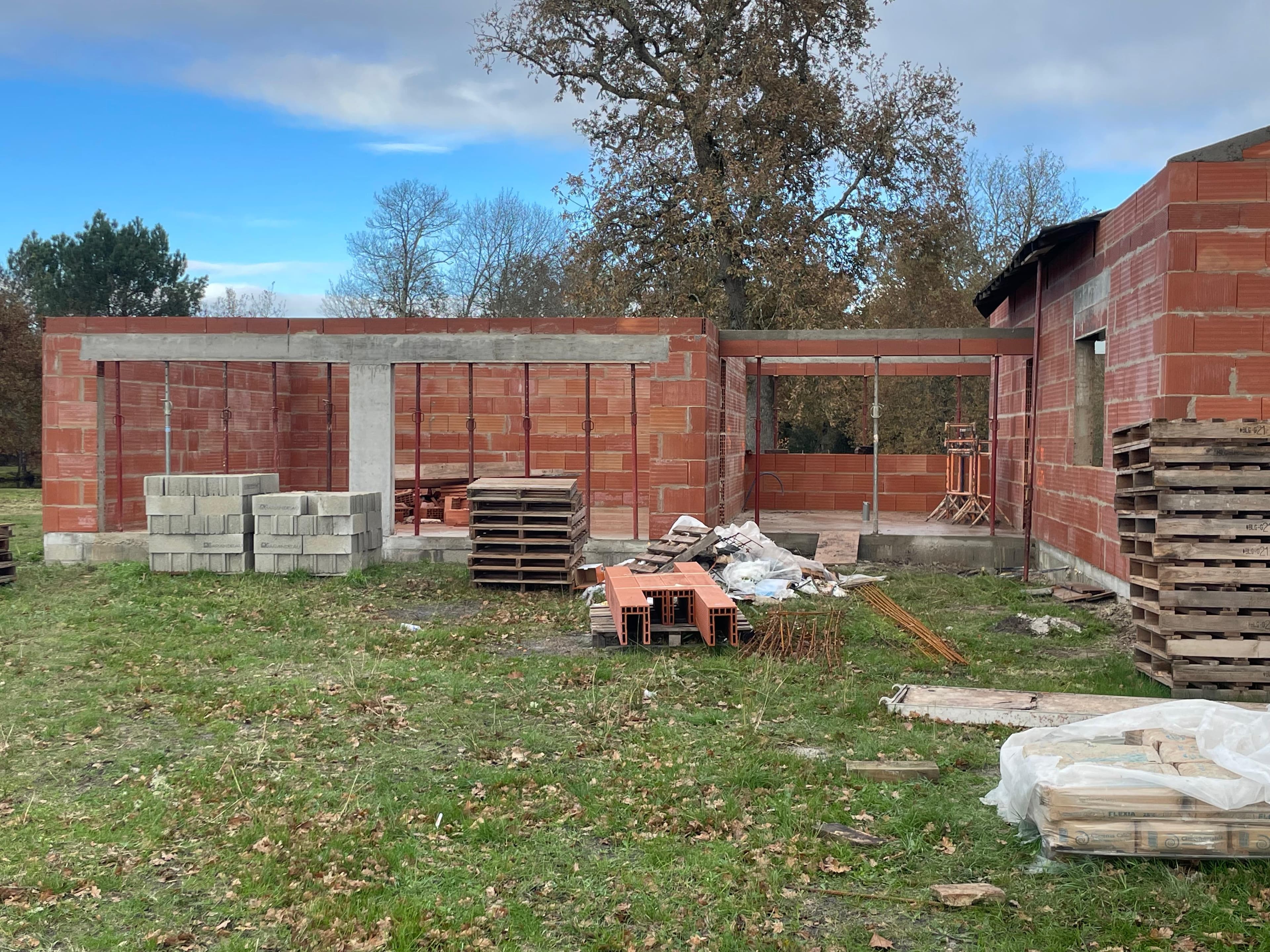 Gros œuvre en briques, murs porteurs et ouvertures avant toiture - Aurès Construction