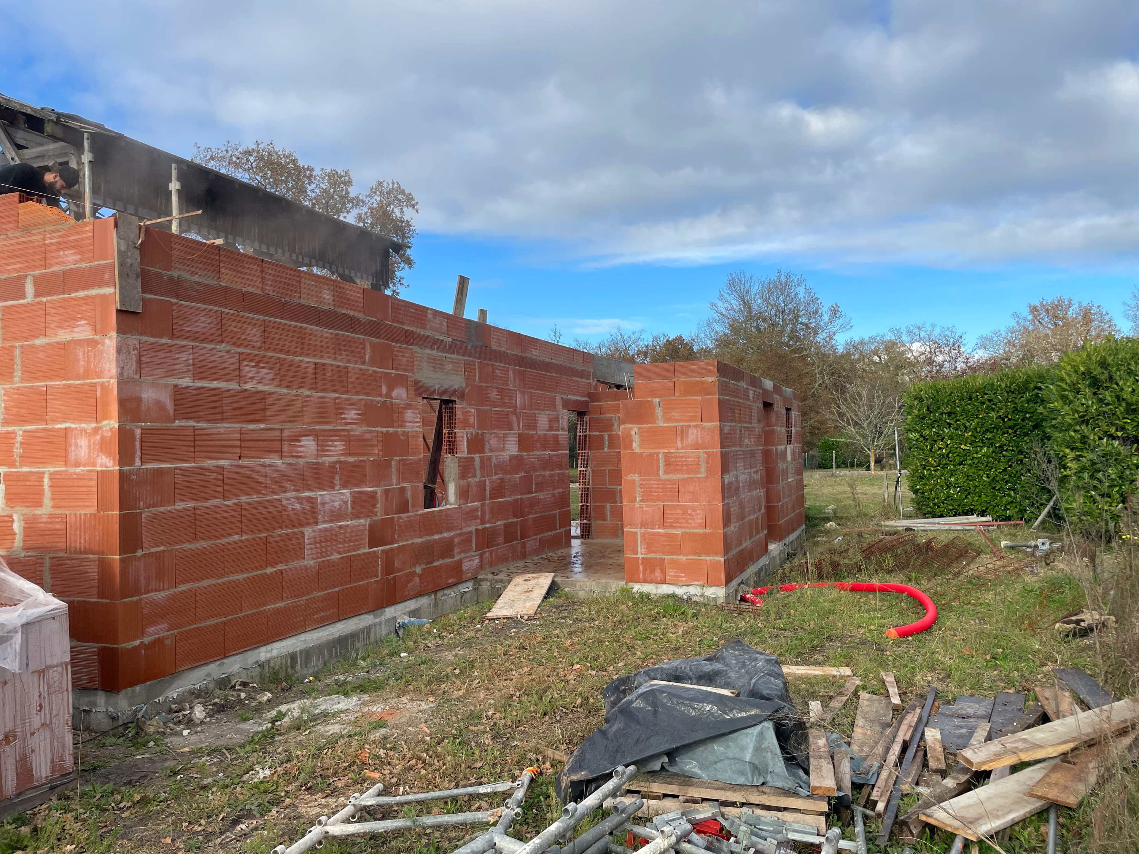Montage d'un mur en briques avec réservations pour huisseries - Aurès Construction