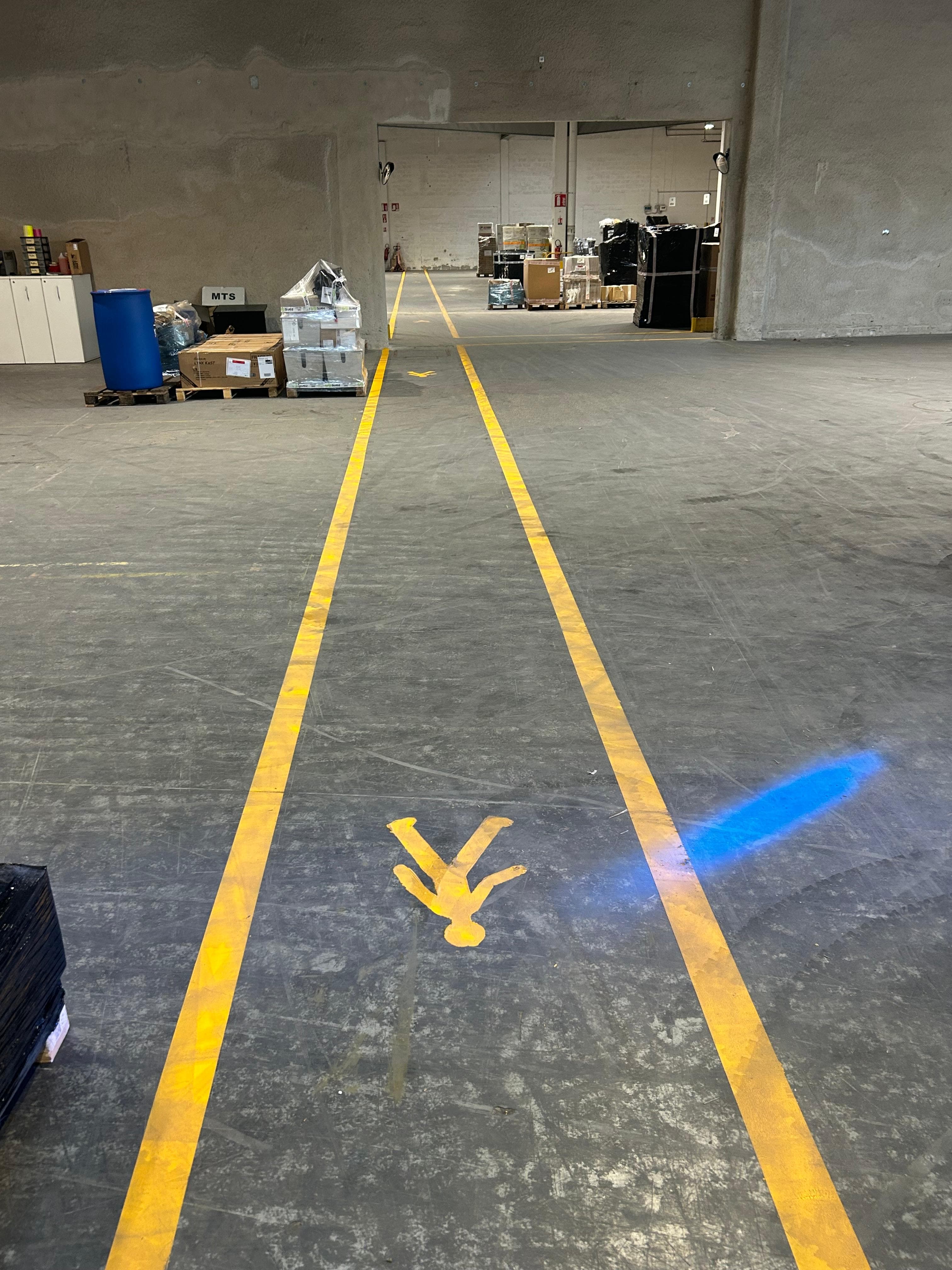 Marquage au sol et pictogramme piéton dans une allée d'entrepôt - Aurès Construction