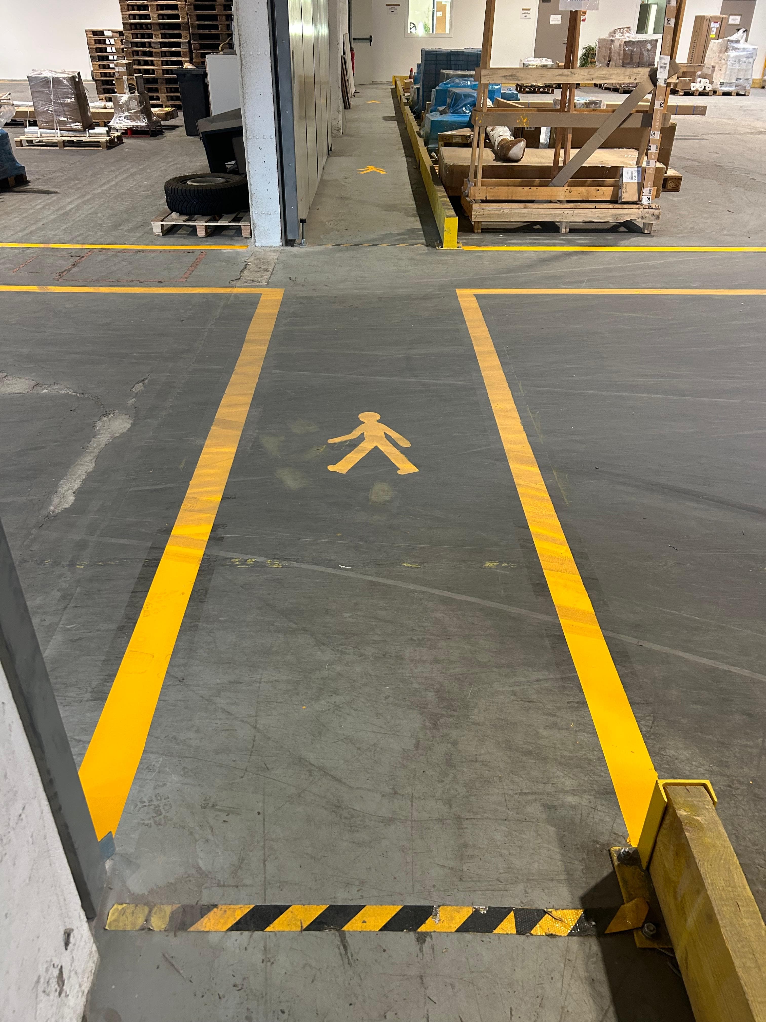 Marquage au sol d'un passage piéton sécurisé en zone logistique - Aurès Construction