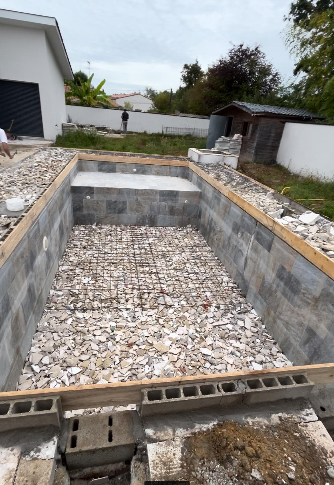 Piscine enterrée en cours de carrelage avant remblaiement - Aurès Construction