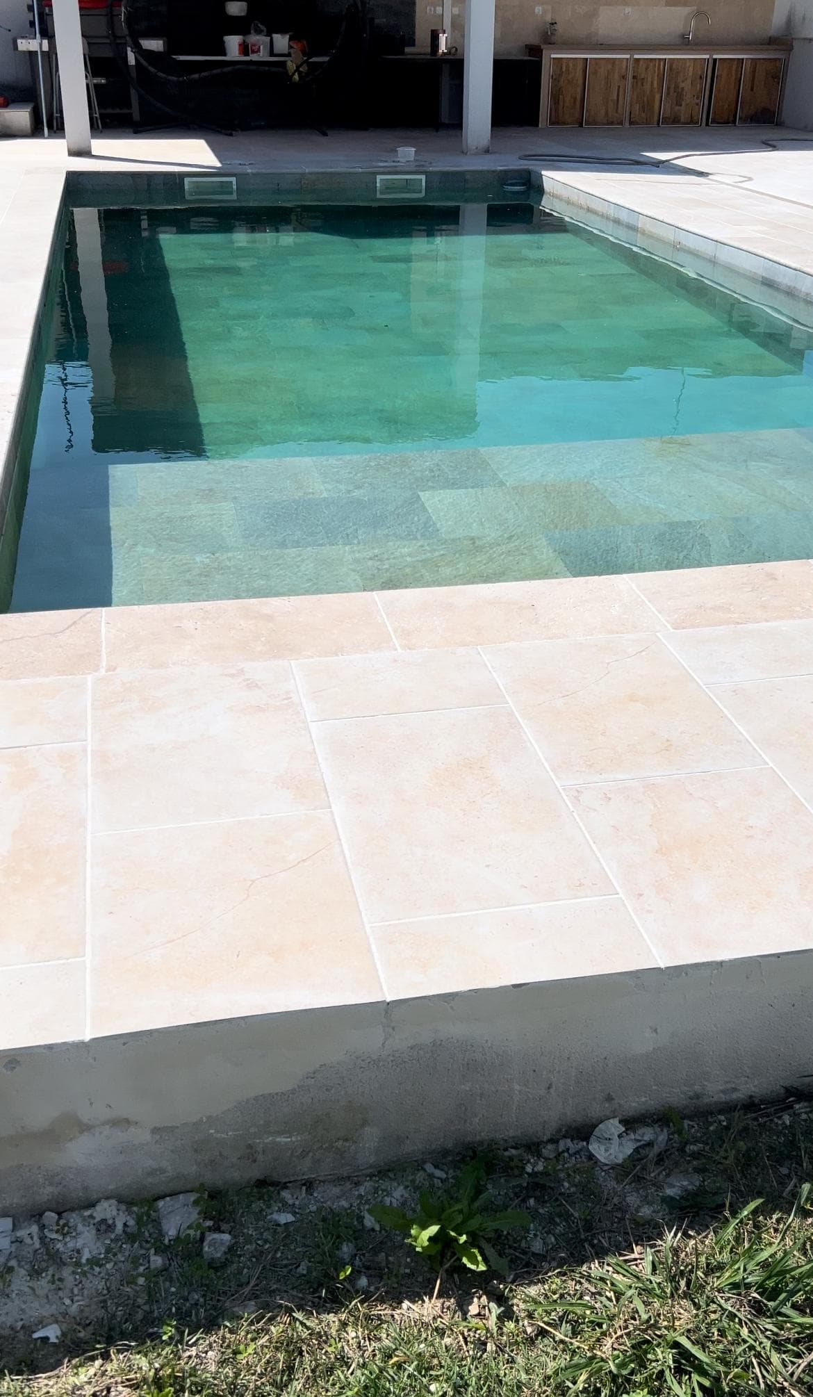 Piscine carrelée terminée avec margelles en pierre et plage en dallage - Aurès Construction