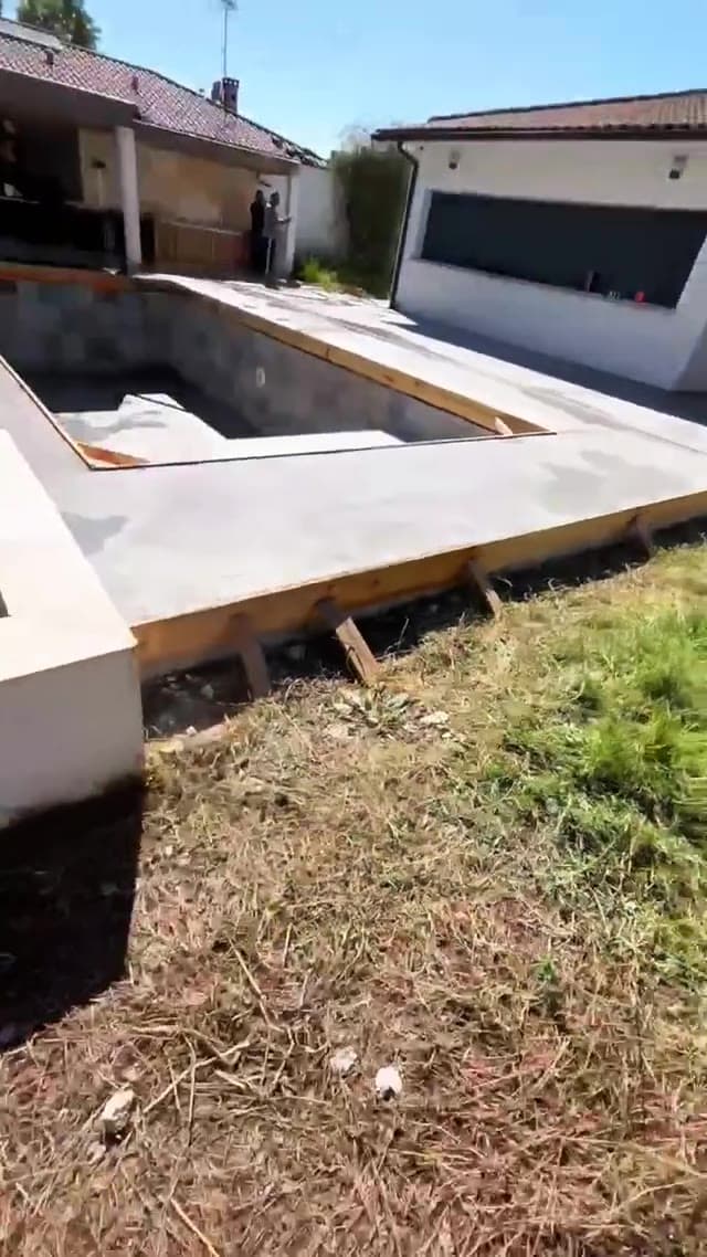 Coulage de la plage béton autour d'une piscine avant carrelage - Aurès Construction
